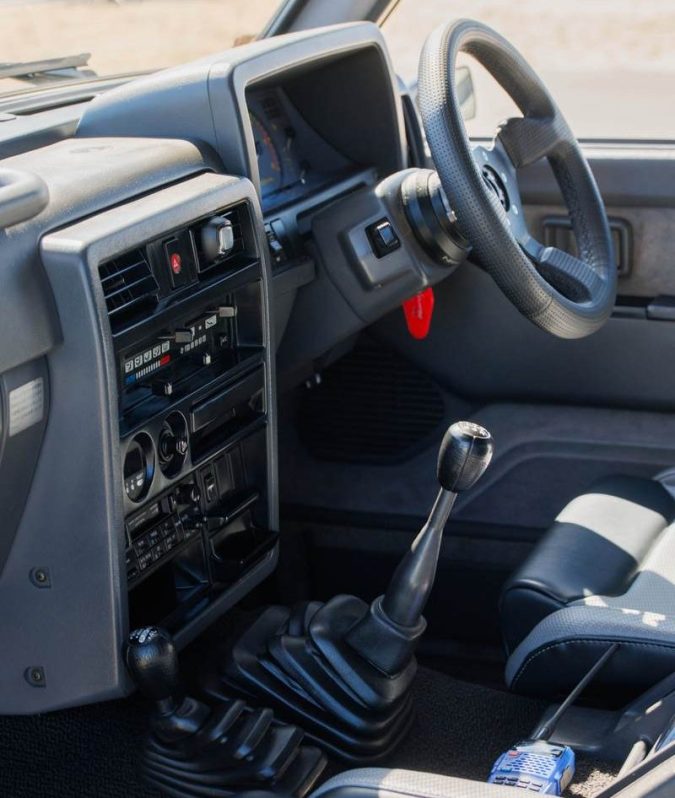 Nissan Patrol Y60 1990 por Forsberg Racing mantiene un interior clásico.