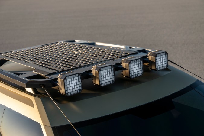 Hyundai Crater Concept tiene un techo con una lámina para luces y equipaje.