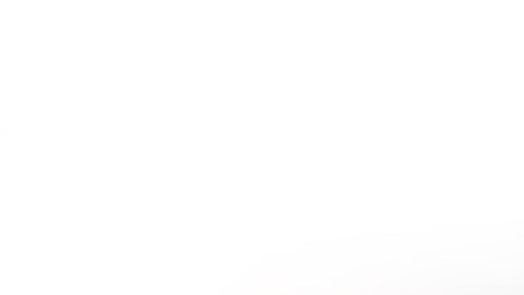 SUV Jeep Recon 2026 verde subiendo terreno pedregoso, destacando suspensión elevada y capacidad todoterreno eléctrica.