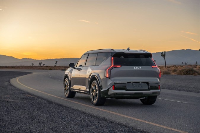 Vista trasera del Kia EV9 GT 2026 durante el atardecer, notable diseño de SUV eléctrico, luces LED y aspecto deportivo.