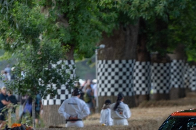Genesis GV60 Magma Concept en pista durante el Goodwood Festival, demostrando su velocidad y diseño deportivo eléctrico.