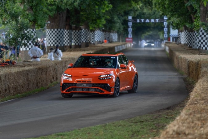 Genesis GV60 Magma Concept en pista durante el Goodwood Festival, demostrando su velocidad y diseño deportivo eléctrico.