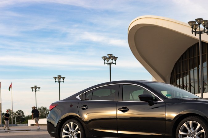 Mazda 6 al atardecer en la ciudad cerca del centro BelExpo en Rusia