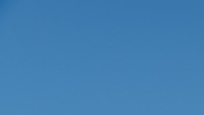 BMW M340i 50 Jahre Edition color azul, vista lateral, celebrando 50 años del Serie 3 con diseño deportivo y elegante.