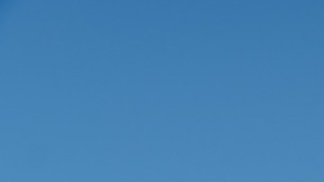 BMW M340i 50 Jahre Edition color azul, vista lateral, celebrando 50 años del Serie 3 con diseño deportivo y elegante.