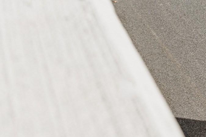 BMW M340i 50 Jahre Edition desde arriba, mostrando techo panorámico y líneas modernas del icónico Serie 3 de aniversario