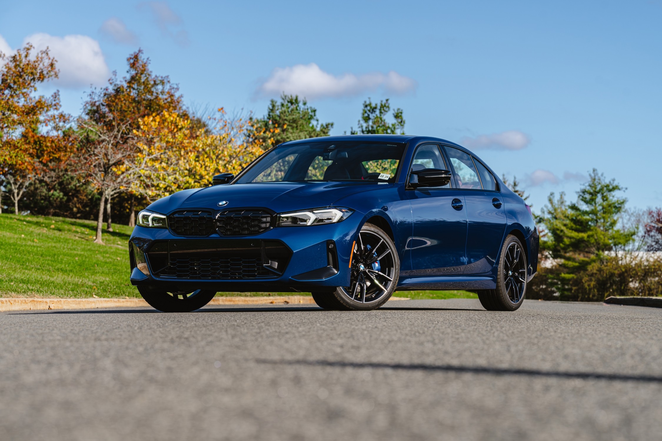 Frente del BMW M340i 50 Jahre Edition, edición especial azul, homenaje a cinco décadas del Serie 3 alemán.​