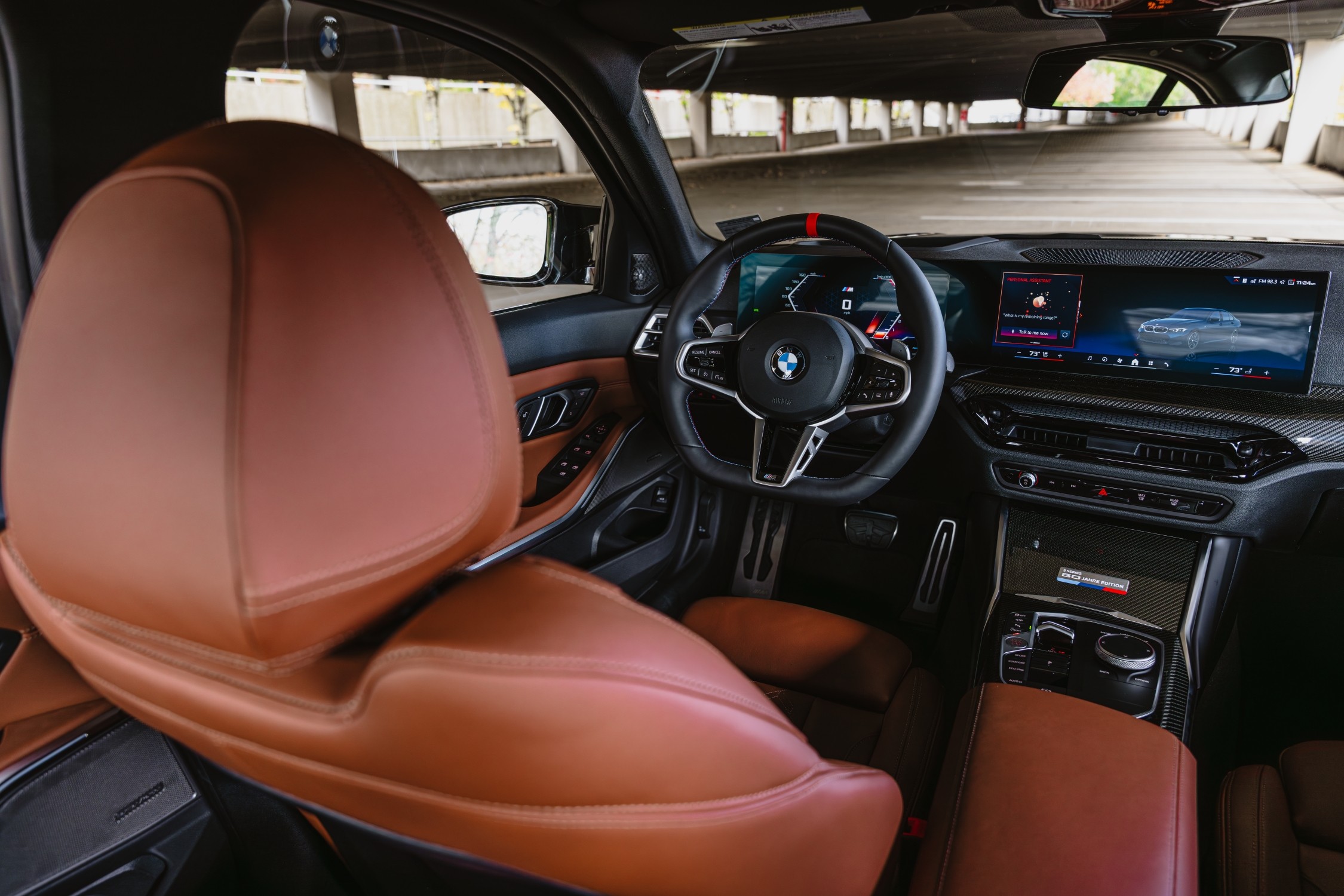 Interior BMW M340i 50 Jahre Edition, cuero marrón y panel digital, lujo y tecnología de edición limitada del Serie 3.