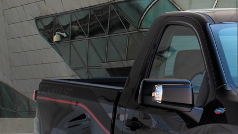 SVE Silverado SC Yenko 2026 tiene un paquete disponible para Chevrolet.