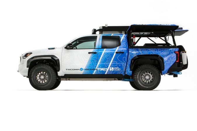 Perfil completo de la Toyota Tacoma H2 Overlander TRD con diseño azul y blanco, equipada para expediciones todoterreno.