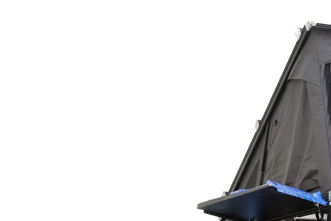 Pickup Toyota Tacoma H2 Overlander equipada con tienda de techo desplegable, ideal para aventuras off-road y acampadas.