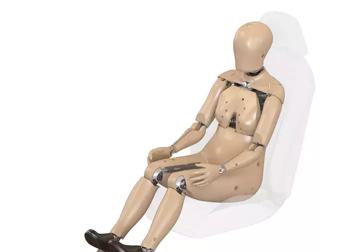 Primer plano frontal del muñeco de choque THOR-5F, dispositivo de prueba avanzado para estudiar lesiones en mujeres y optimizar sistemas de seguridad automotriz.