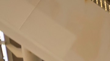 Volvo EX30 color gris estacionado, exterior moderno, alternativa eléctrica al VW Golf en Estados Unidos, diseño compacto y eficiente.