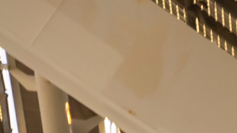 Volvo EX30 color gris estacionado, exterior moderno, alternativa eléctrica al VW Golf en Estados Unidos, diseño compacto y eficiente.