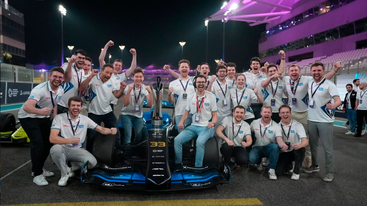 El equipo TUM ganpo por segundo año la A2RL 2025.