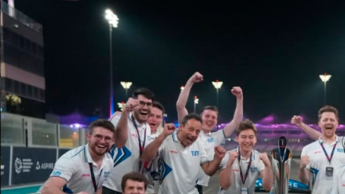 El equipo TUM ganpo por segundo año la A2RL 2025.