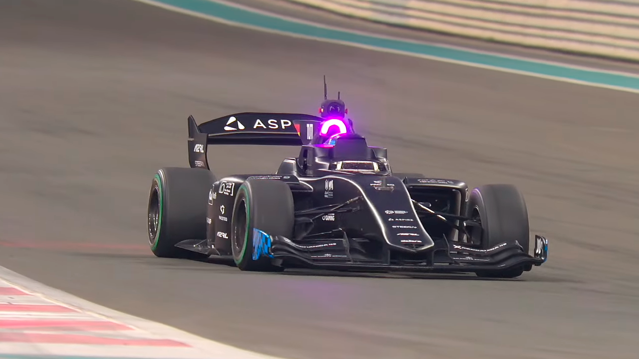 Monoplaza A2RL IA ha mejorado mucho su conducción autónoma.