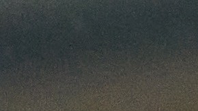 Mano del cliente sosteniendo el teléfono móvil para abrir la puerta del automóvil. Servicio de coche compartido o concepto de alquiler.