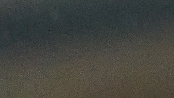 Mano del cliente sosteniendo el teléfono móvil para abrir la puerta del automóvil. Servicio de coche compartido o concepto de alquiler.