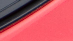 Un tapón de depósito de combustible abierto de un coche rojo para llenar gasolina o combustible diesel en el depósito de gas. La parte trasera del auto con un tanque de gas abierto.