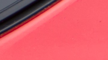 Un tapón de depósito de combustible abierto de un coche rojo para llenar gasolina o combustible diesel en el depósito de gas. La parte trasera del auto con un tanque de gas abierto.