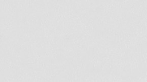 Coches alrededor de la puerta lateral de la cabina trasera de coches blancos con arañazos rascan la pintura