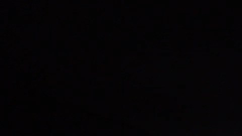 Hombre de negocios leyendo el libro durante la conducción en vehículo eléctrico con piloto automático en la carretera urbana. Exitoso hombre de negocios mejorando sus conocimientos mientras conduce un auto eléctrico autónomo