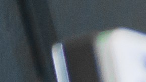 Mecánica con herramienta de diagnóstico en taller de coches