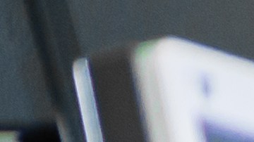 Mecánica con herramienta de diagnóstico en taller de coches