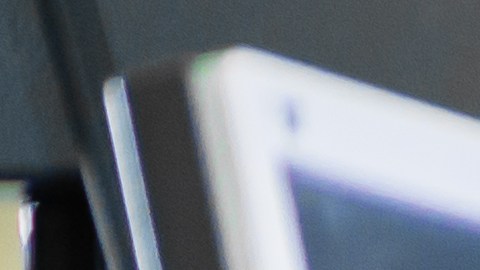 Mecánica con herramienta de diagnóstico en taller de coches