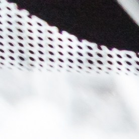 Pies de mujer en calcetines calientes en el tablero del coche. Tiempo de invierno de nieve, concepto de viaje.