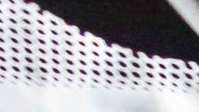 Pies de mujer en calcetines calientes en el tablero del coche. Tiempo de invierno de nieve, concepto de viaje.