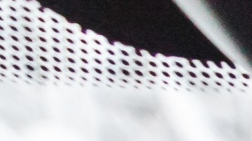 Pies de mujer en calcetines calientes en el tablero del coche. Tiempo de invierno de nieve, concepto de viaje.