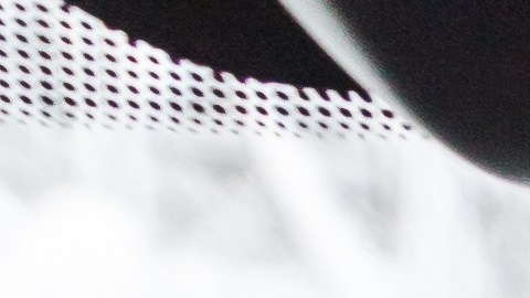 Pies de mujer en calcetines calientes en el tablero del coche. Tiempo de invierno de nieve, concepto de viaje.