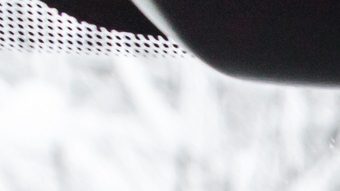 Pies de mujer en calcetines calientes en el tablero del coche. Tiempo de invierno de nieve, concepto de viaje.