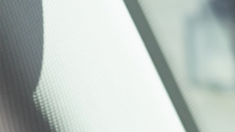 El bloqueo de seguridad del volante Club Twin Hook en amarillo unido a un coche de Kia Rio.