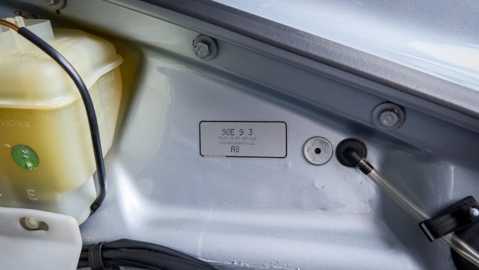 Los códigos de pintura de los autos están en varias zonas.