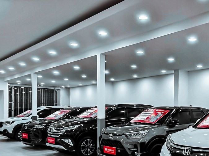 Una elegante sala de exposición interior con una línea de autos usados premium listos para la venta