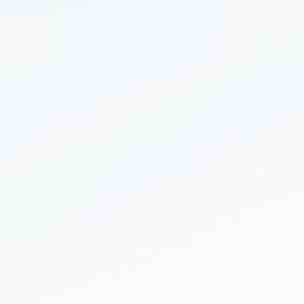 Un joven con una chica camina en el estacionamiento y elige una camioneta para comprar.