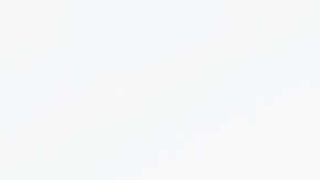 Un joven con una chica camina en el estacionamiento y elige una camioneta para comprar.