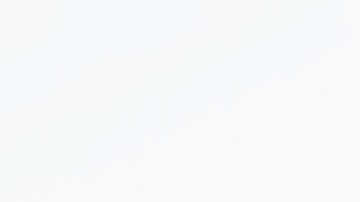 Un joven con una chica camina en el estacionamiento y elige una camioneta para comprar.