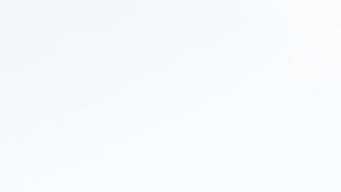 Un joven con una chica camina en el estacionamiento y elige una camioneta para comprar.