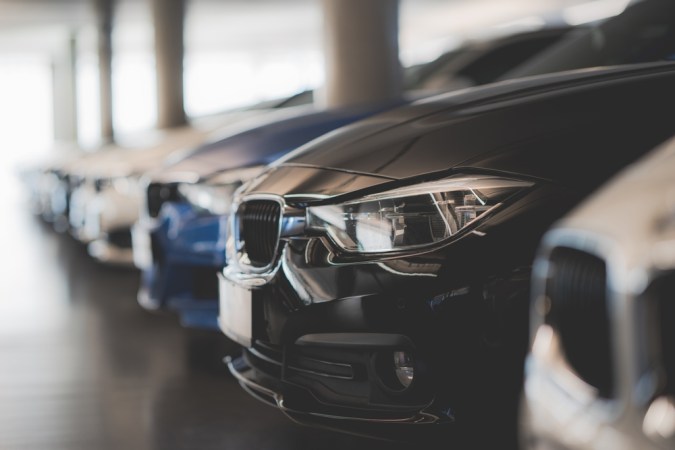 Coches en un concesionario, comprando un auto