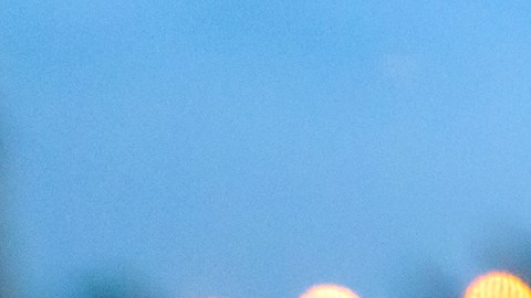 Consola de coche, esperando en un atasco de tráfico en el crepúsculo