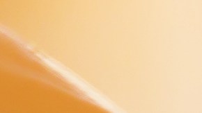 Recarga de gasolina a una camioneta pick-up blanca con combustible en la gasolinera.