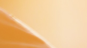 Recarga de gasolina a una camioneta pick-up blanca con combustible en la gasolinera.