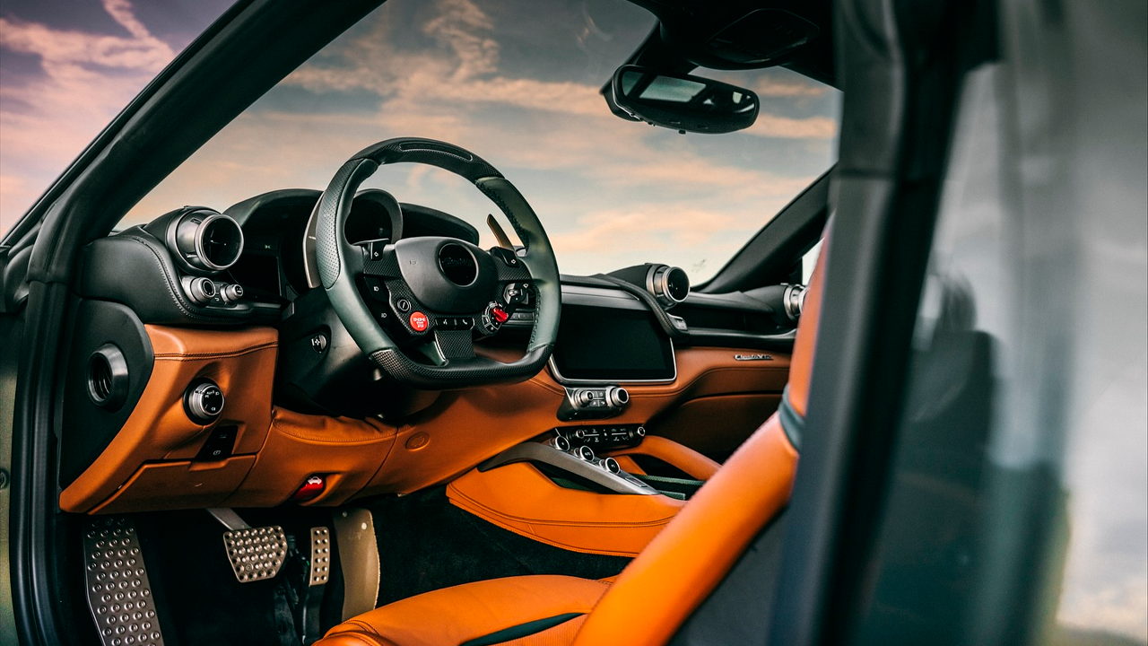 GlasWerks Elevato V12 tiene un interior lujoso pero funcional.