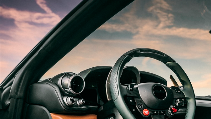 GlasWerks Elevato V12 tiene un interior lujoso pero funcional.