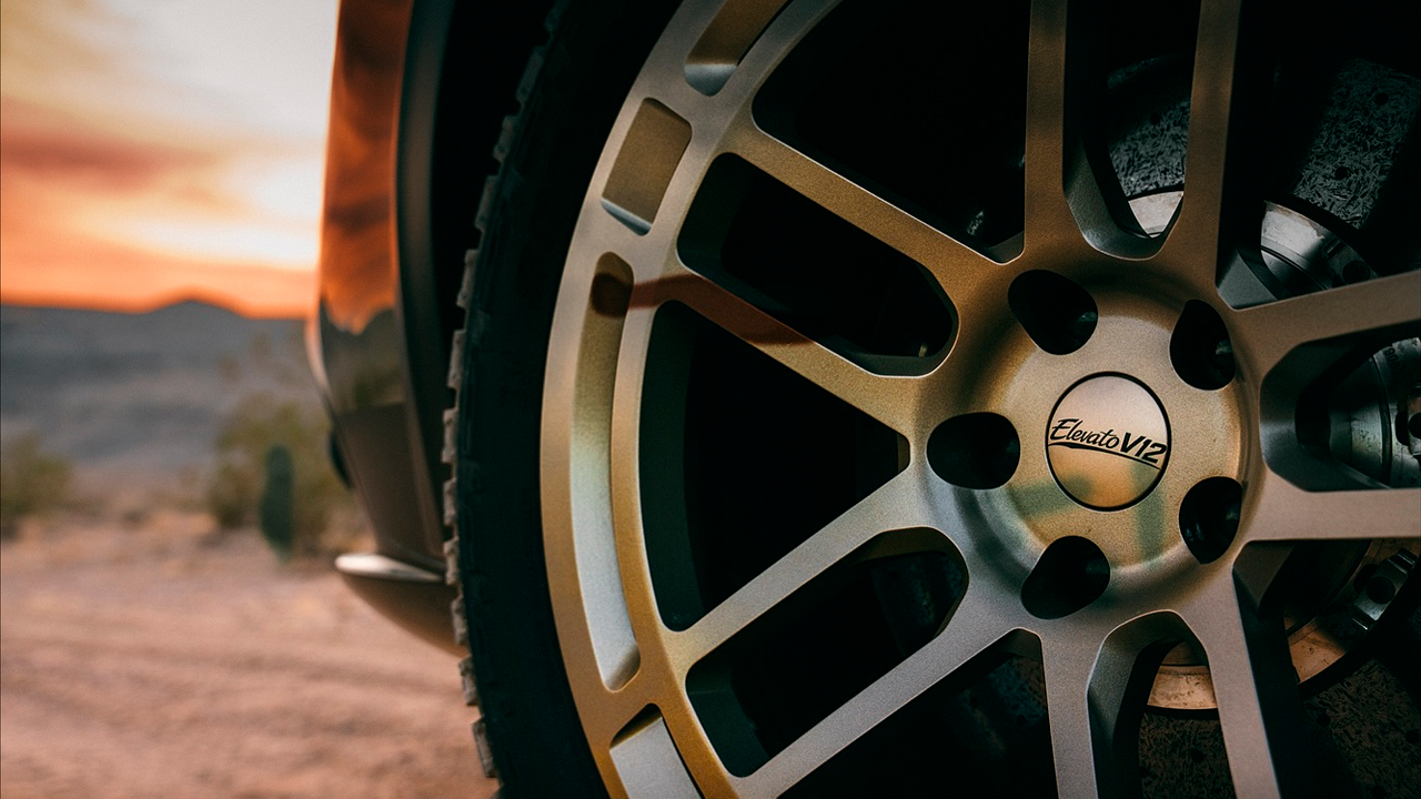 GlasWerks Elevato V12 tiene llantas de aleación de aluminio.