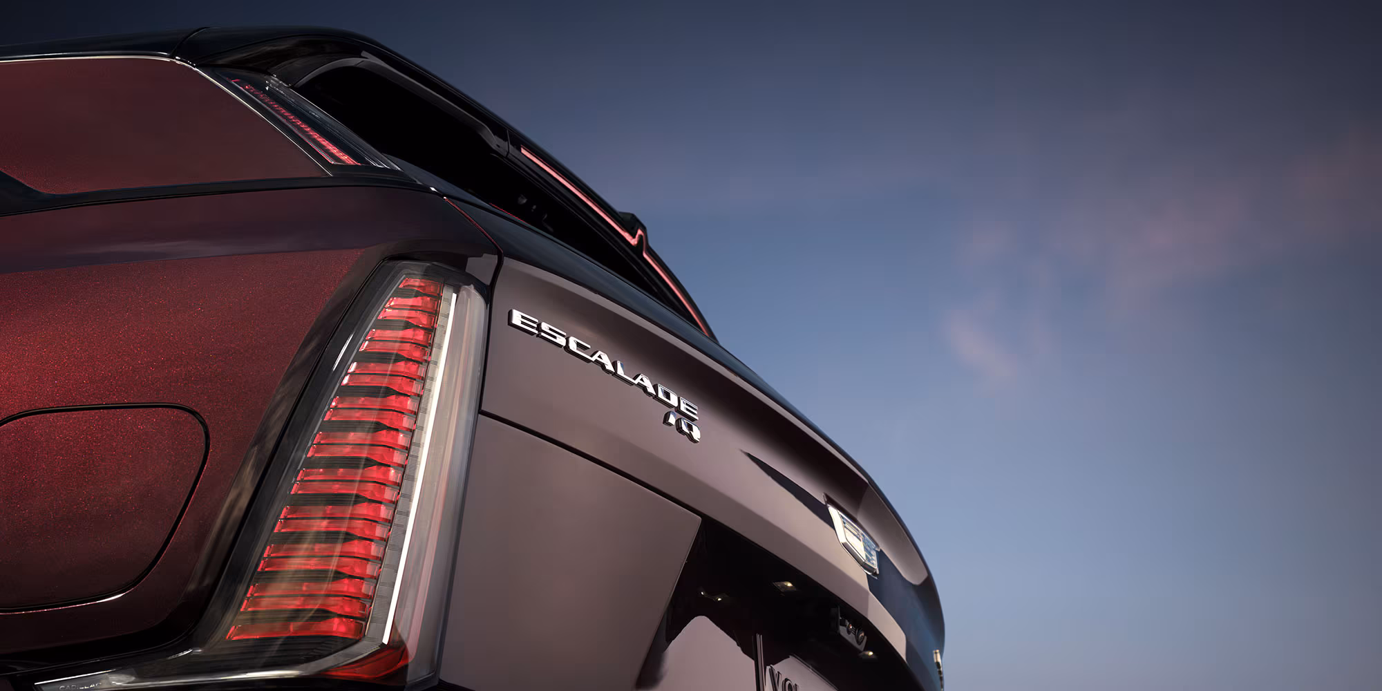 Detalle trasero del Cadillac Escalade IQ 2026, mostrando diseño moderno, luces LED verticales y emblema IQ, SUV eléctrico premium.